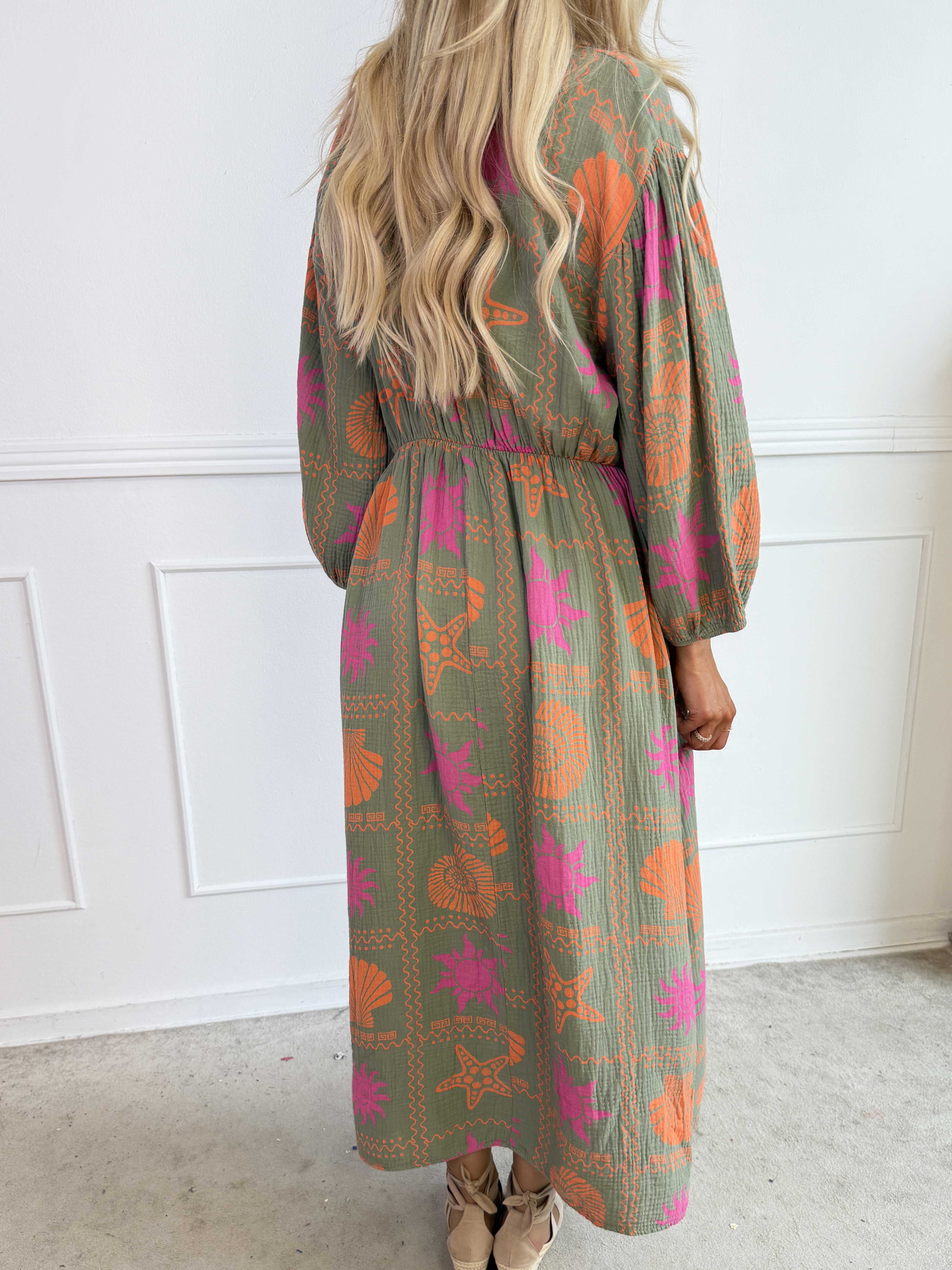 Jasmin - Lång plus size klänning i mjukt muslintyg med färgglada motiv